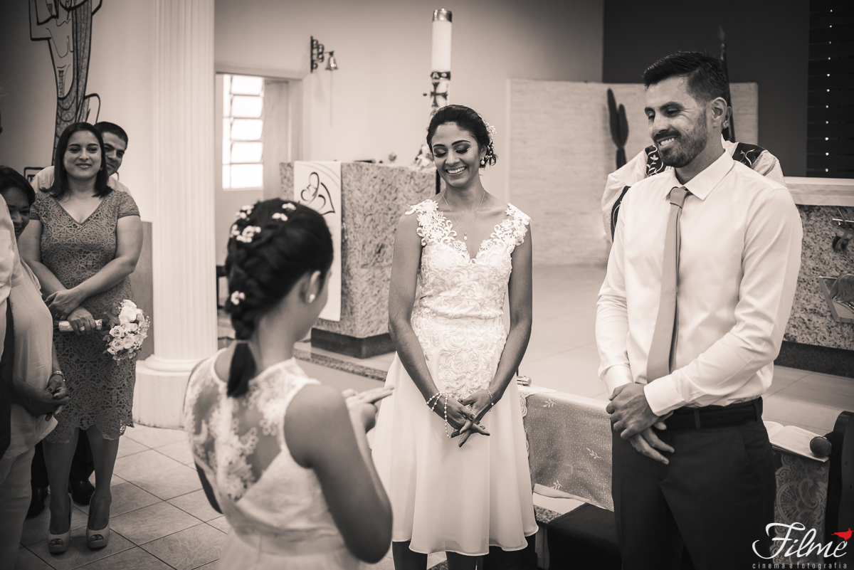 pais recebem filha com as alianças