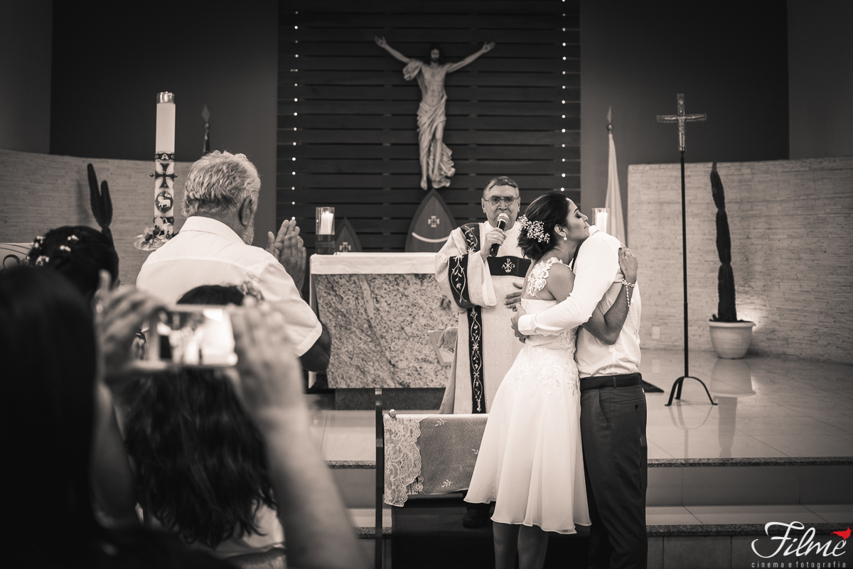 noiva abraça noivo após a troca de alianças