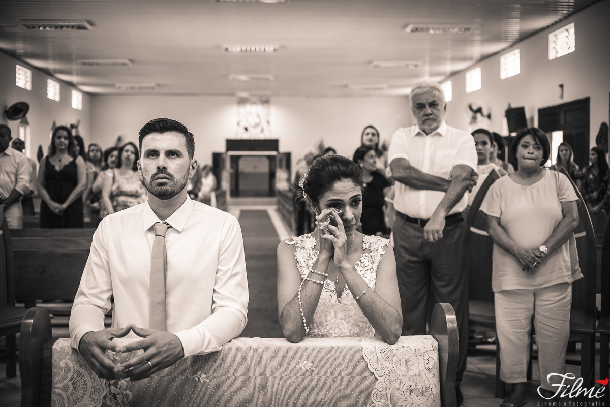 noiva se emociona ao receber jesus eucarístico