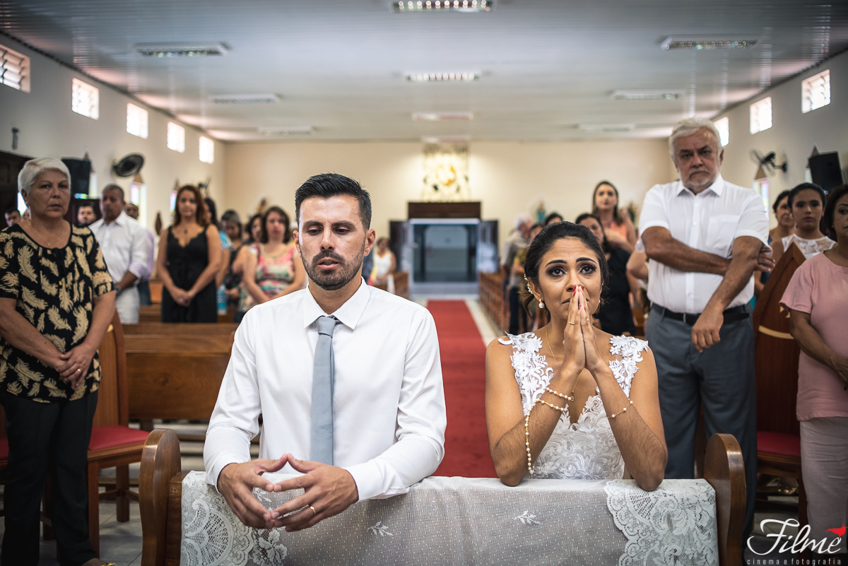 noiva em oração no genoflexório