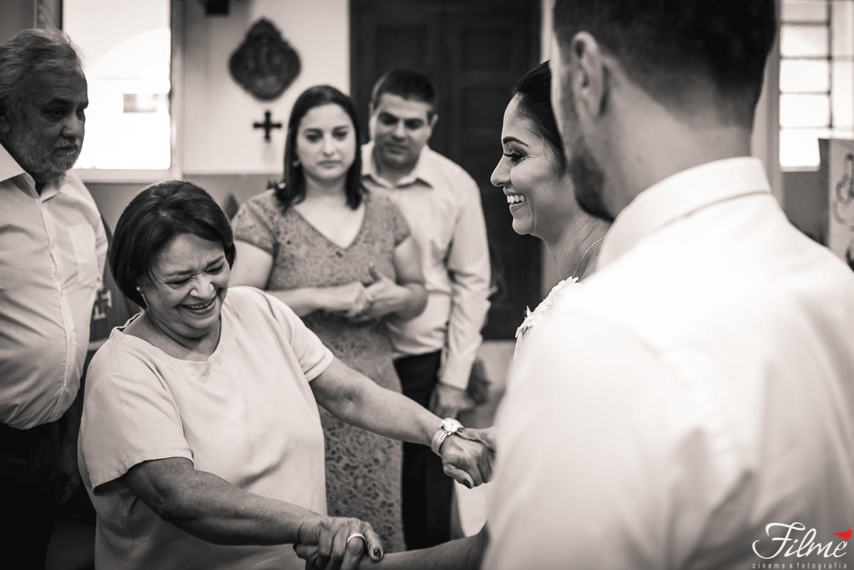 mãe da noia emocionada nos cumprimentos finais
