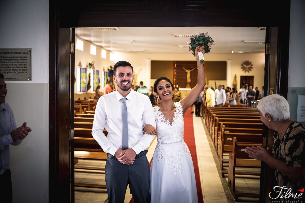 noiva na porta da capela