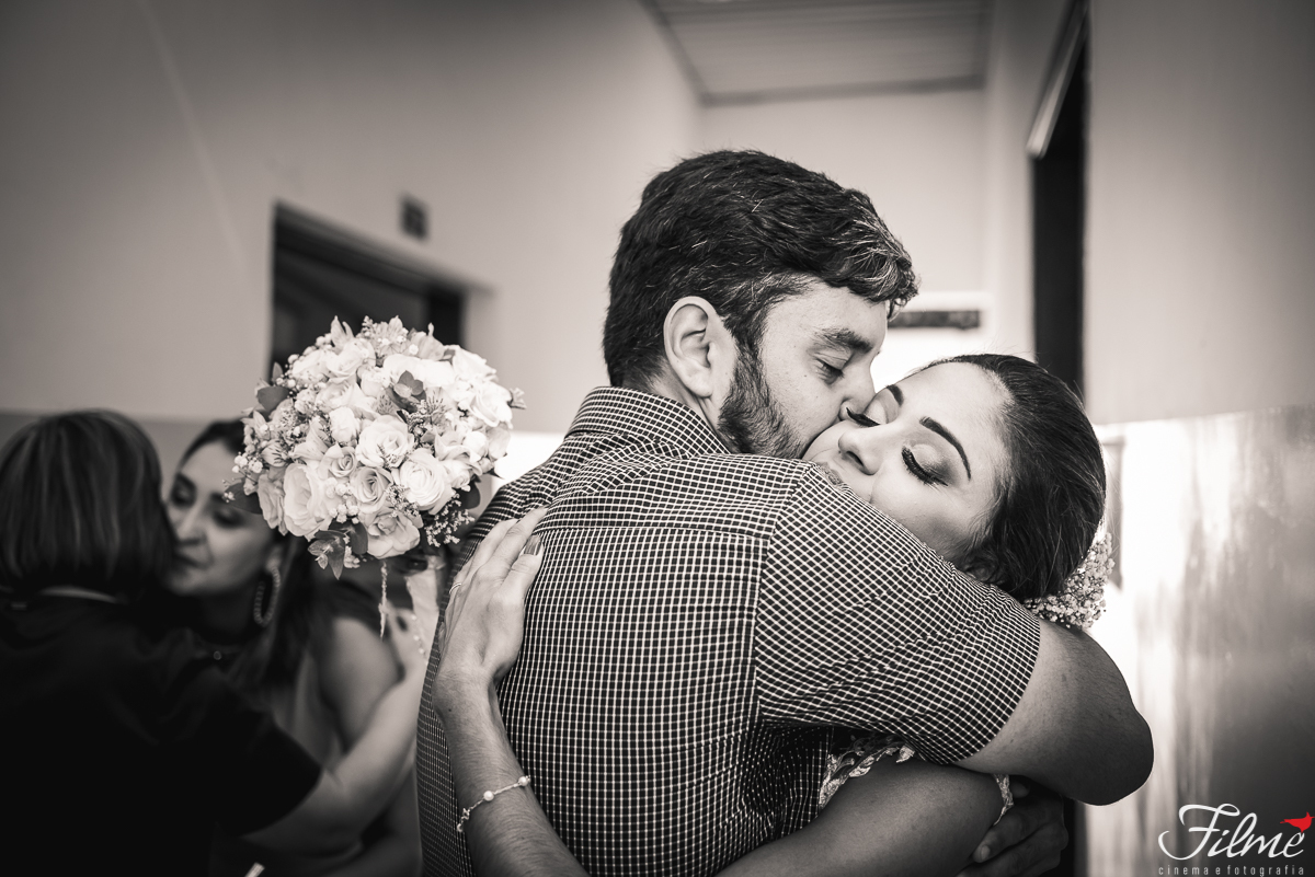 abraço do irmão da noiva