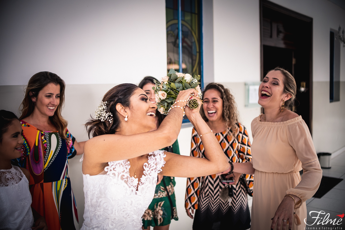 noiva brinca de jogar o bouquet com  suas primas