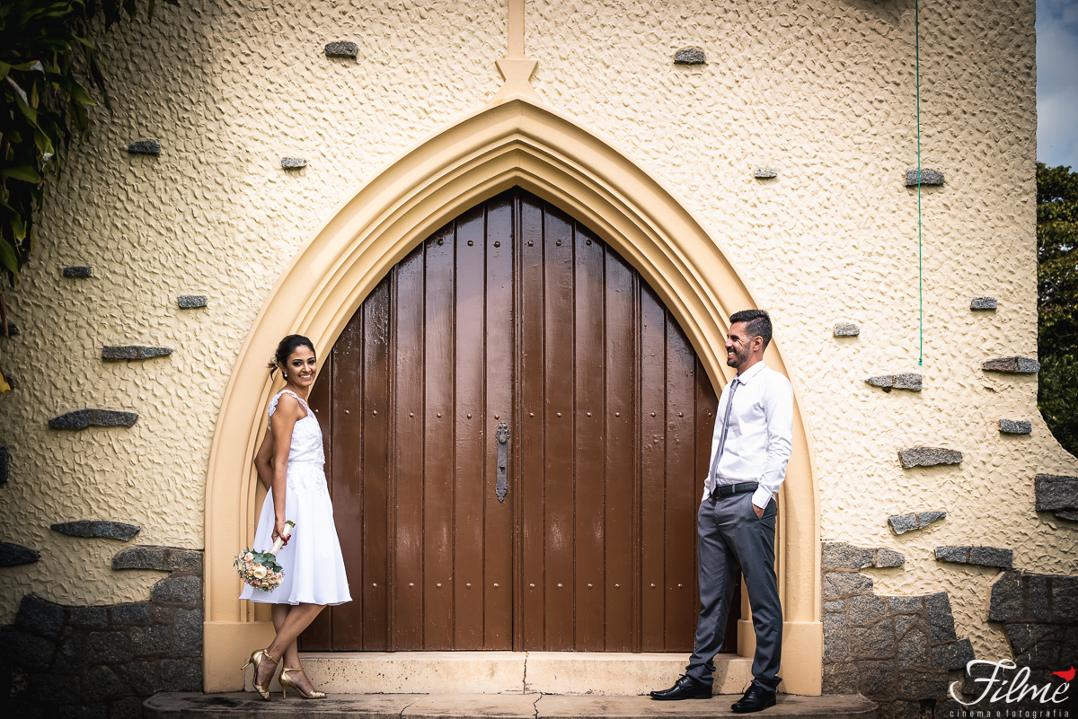 ensaio de casal, noivos na porta da capela de nossa senhora aparecida