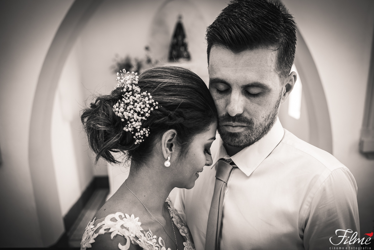 detalhe do casal em ensaio após o casamento