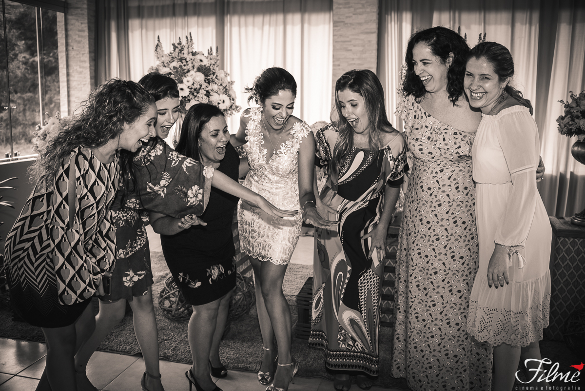 noiva com primas solteiras na festa