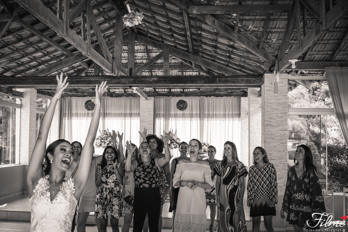 noiva joga o bouquet