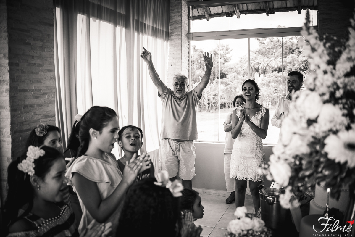 avô se emociona no parabéns da neta