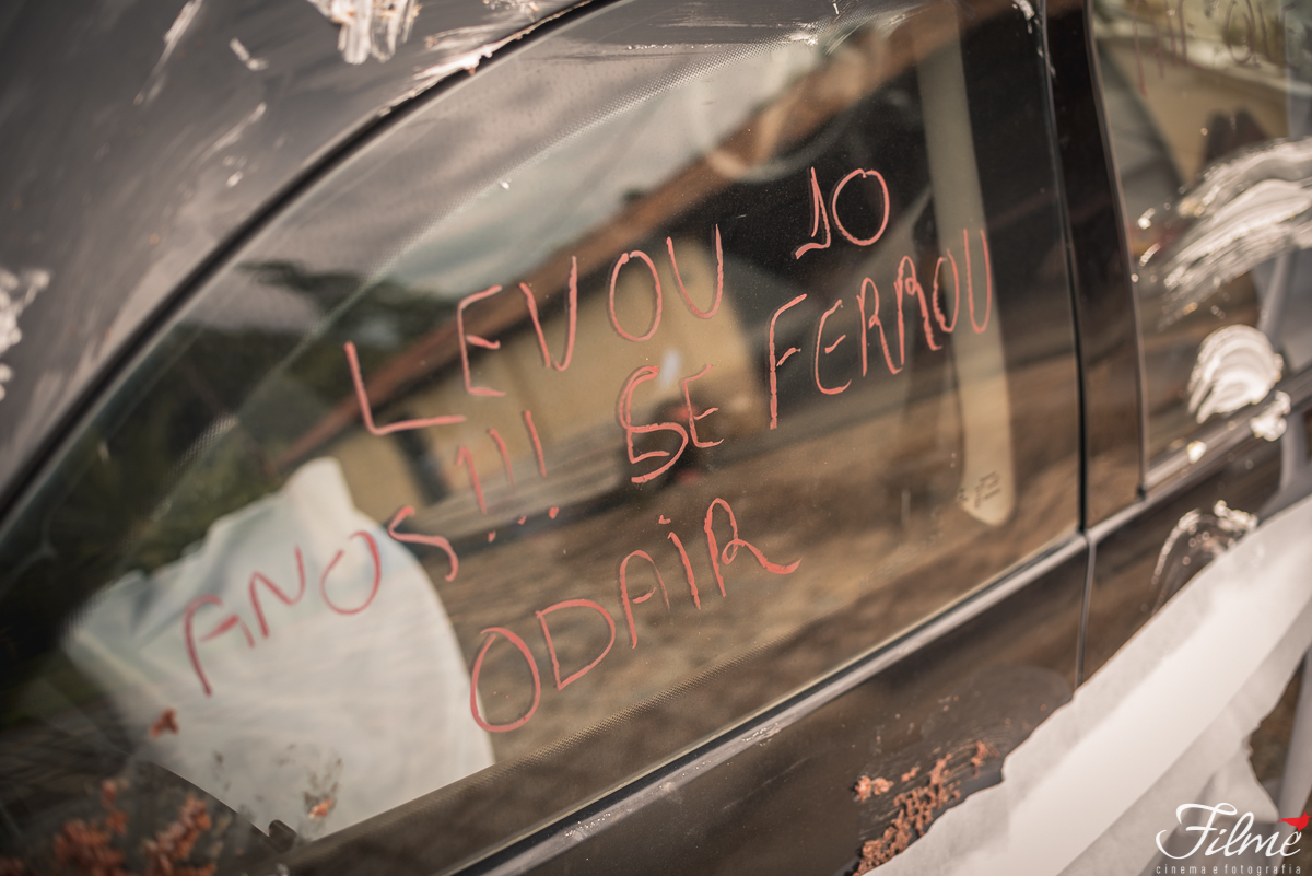 escrita com o batom no vidro do carro da noiva