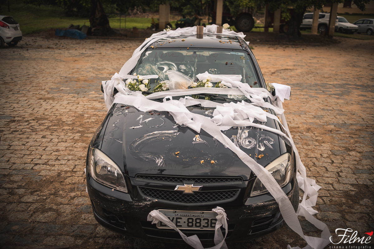detalhe do carro dos noivos sujo pelos padrinhos