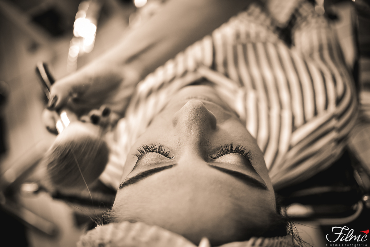 passando blush na noiva