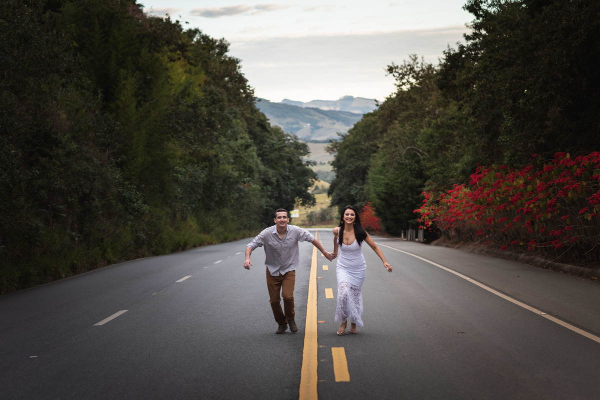 Noivos correndo na estrada