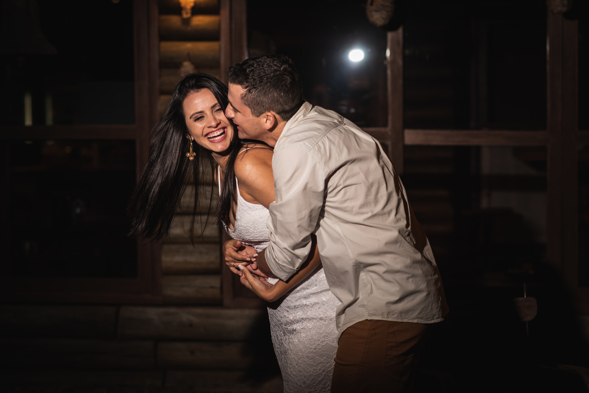 Noivo beijando noiva