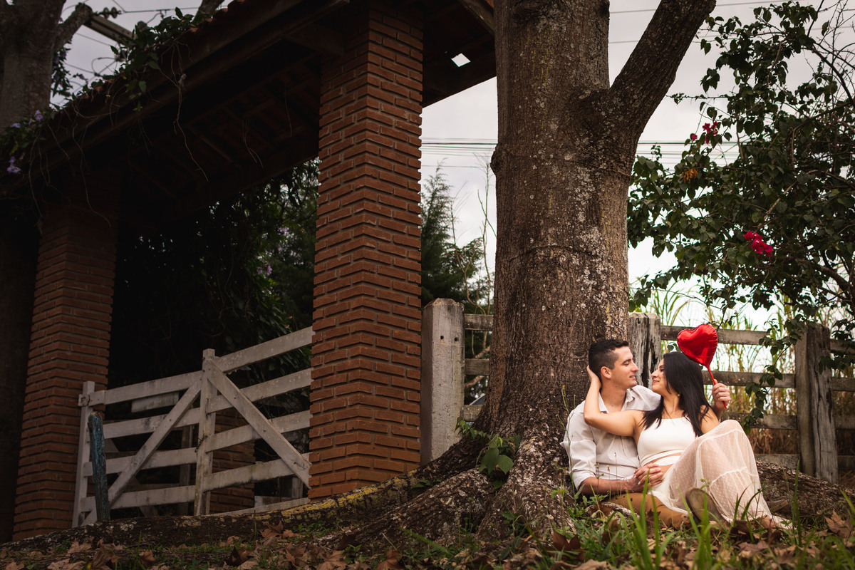 Noivas sentados na fazenda