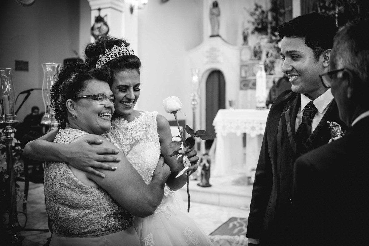 Noiva abraçando a mãe