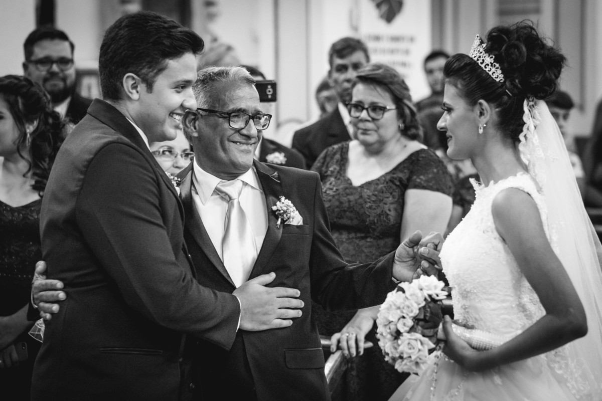 Noivo recebendo a noiva de seu pai