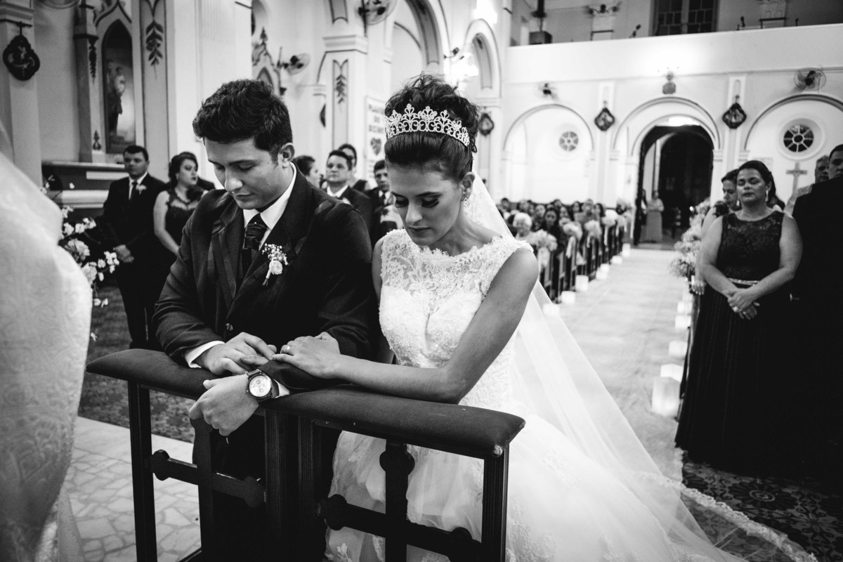 Noivo e Noiva Agradecendo Deus