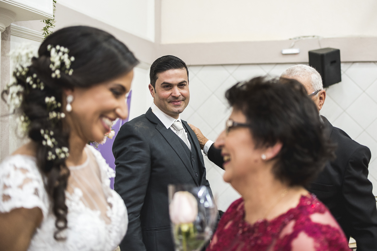 Olhar do noivo para sua mãe