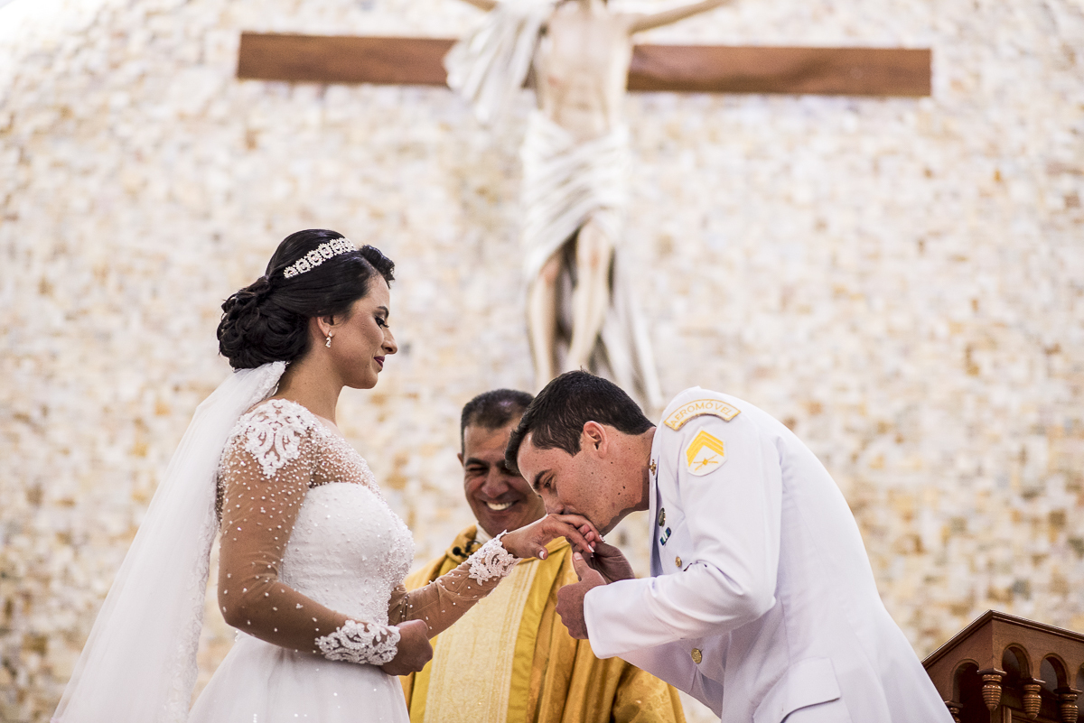 Noiva beija aliança da noiva