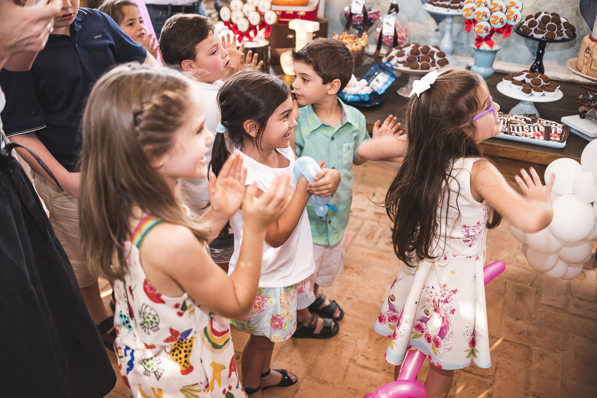 Alegria da criançada na bola do parabéns