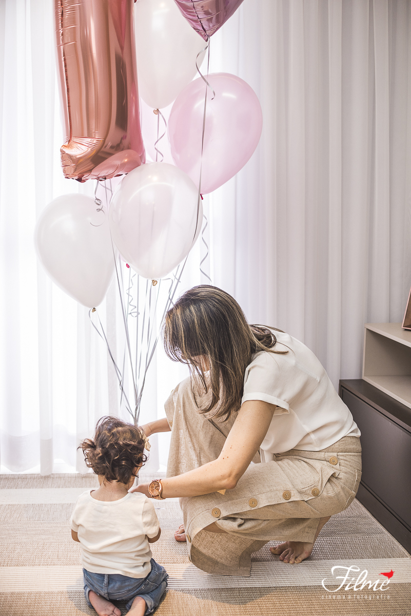 Eduarda brincando com mamãe