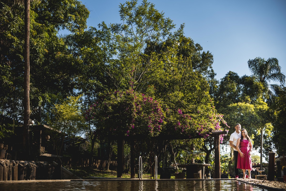 casal na beira de um lado