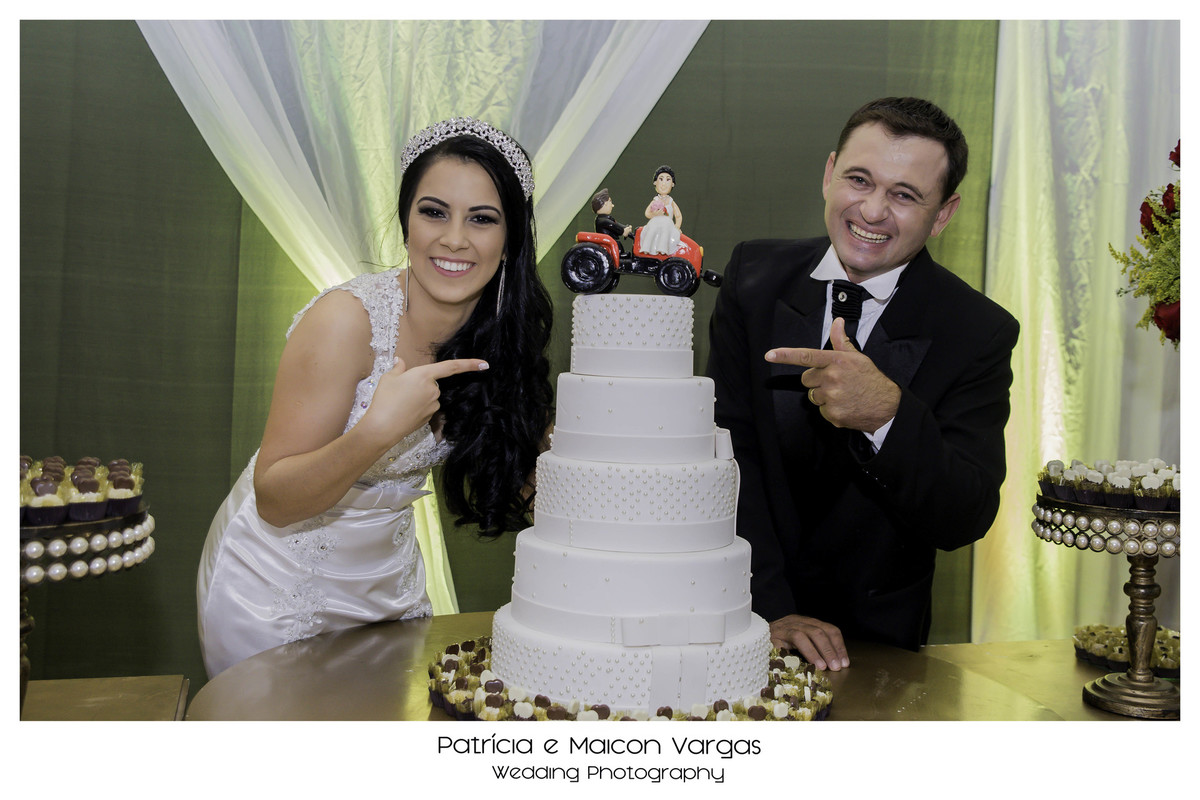 Hora do bolo noivos Daia e André