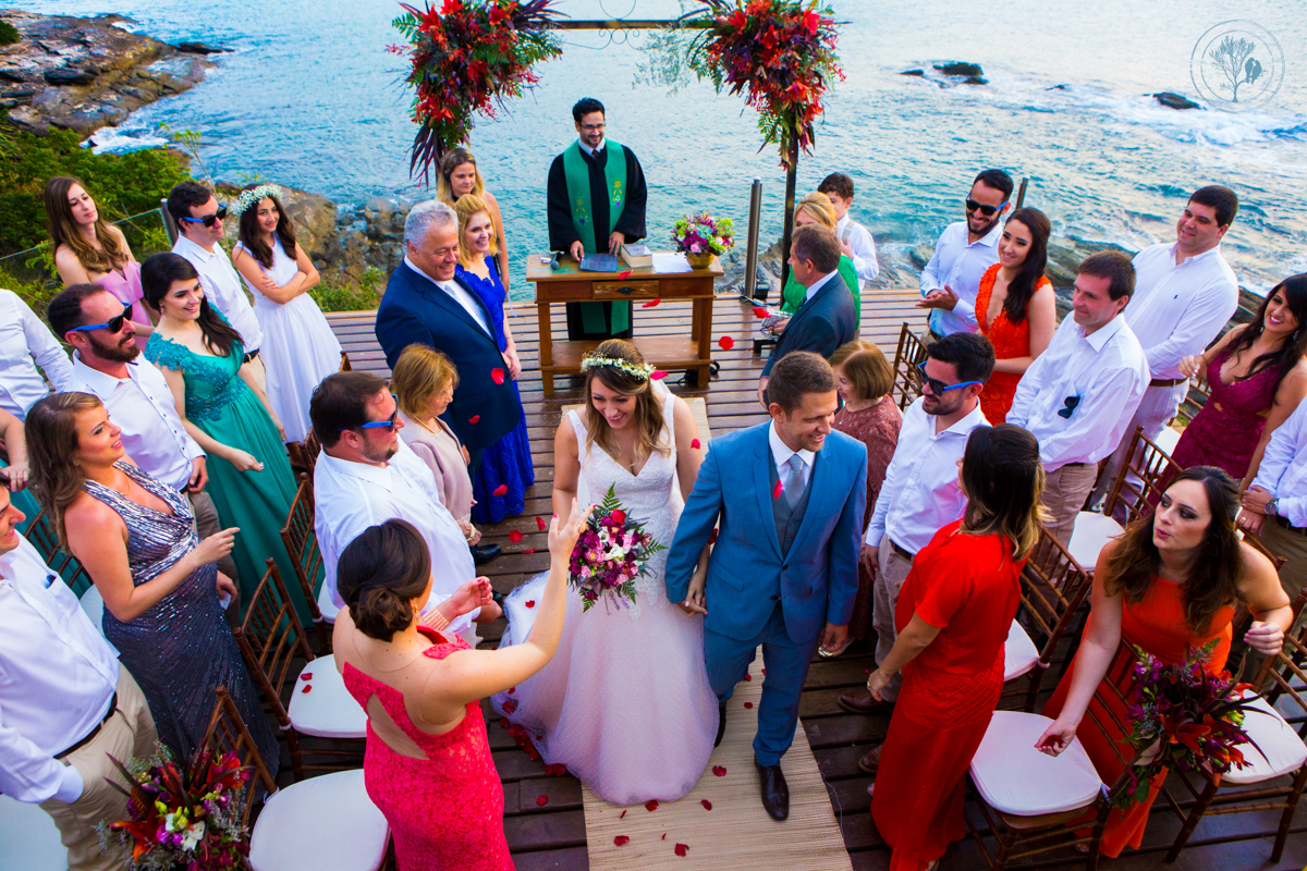 saída dos noivos com chuva de pétalas