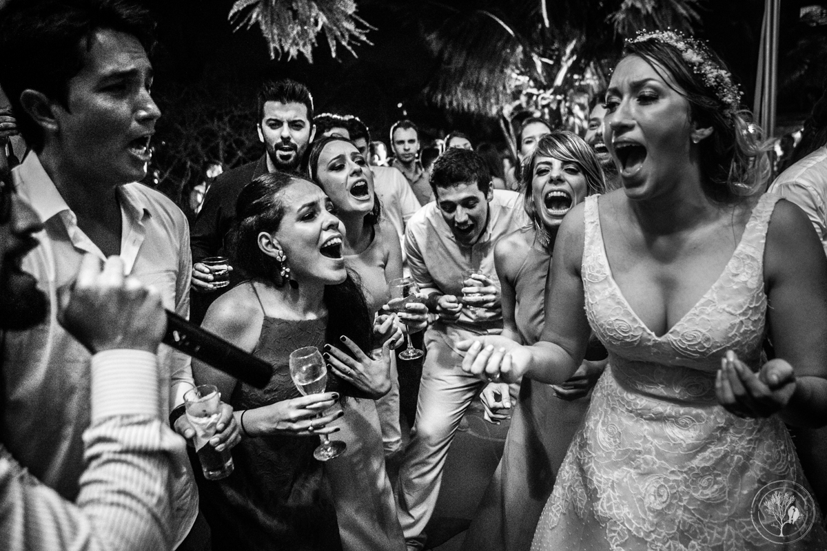 noiva e amigos cantando na pista