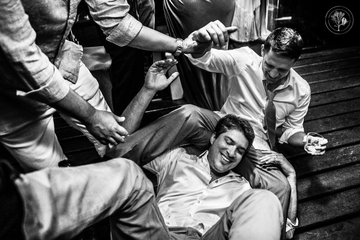 noivo e amigo caindo na pista