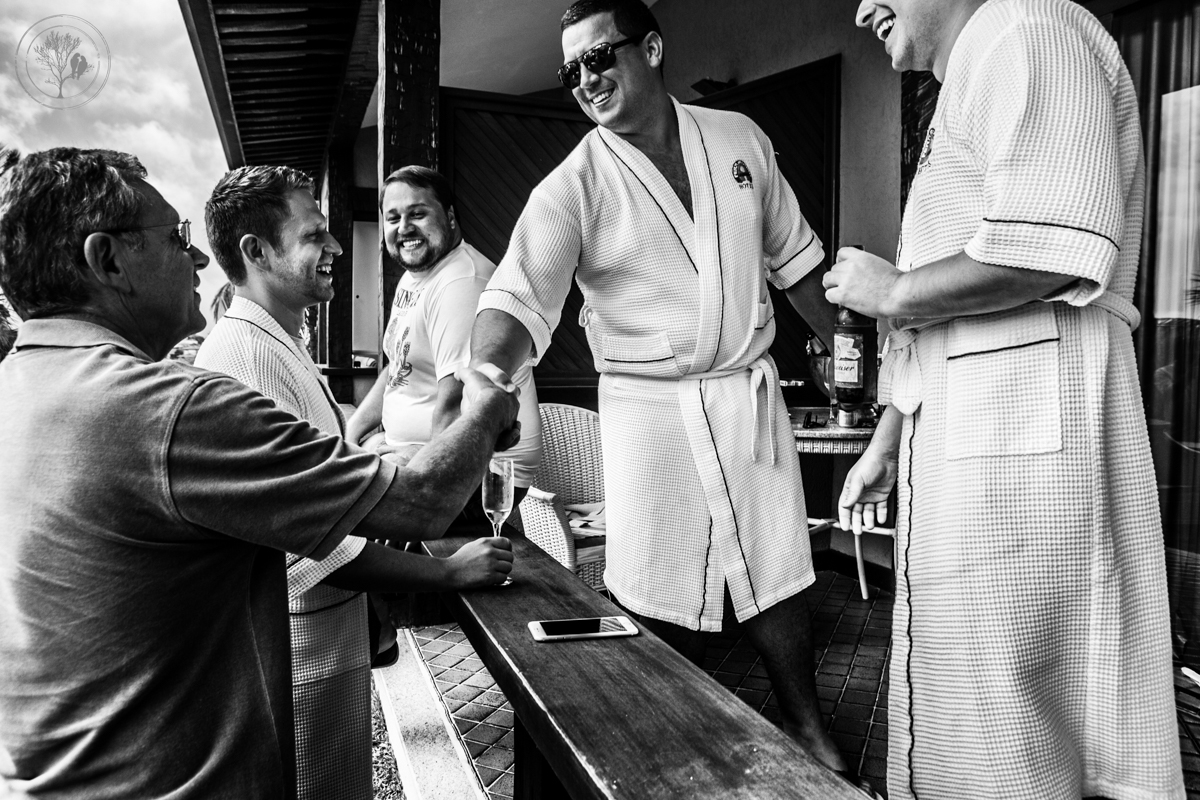 noivo bebendo  e se divertindo com amigos de roupão no ferradura private em Búzios