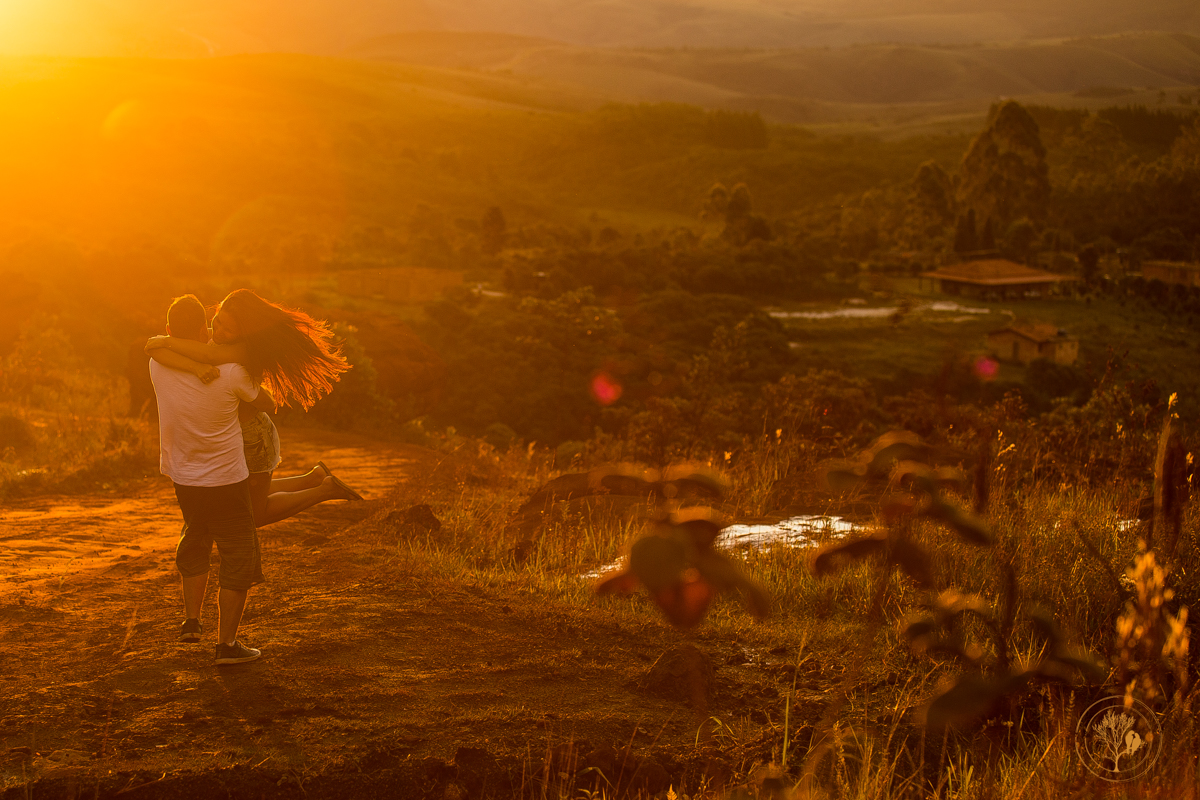 noivos se abraçando no por do sol