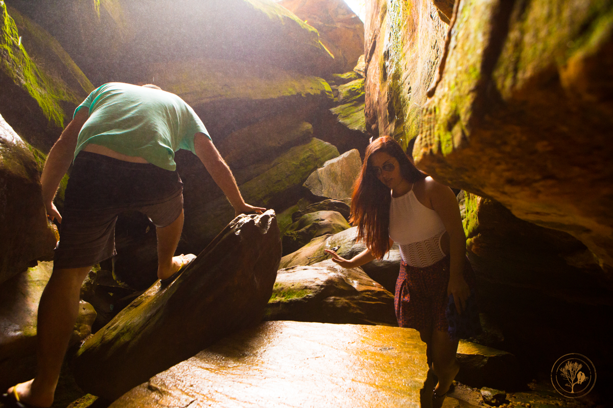 noivos caminhando pela pedra
