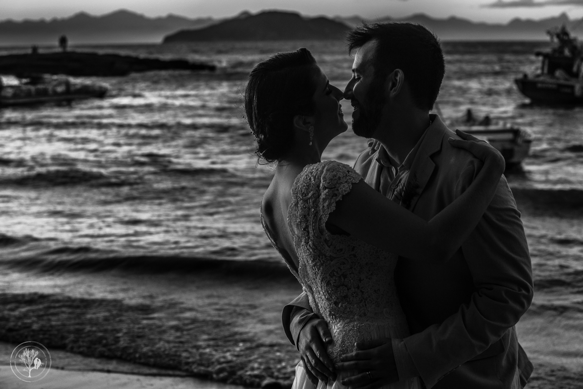 noivos abraçados na praia