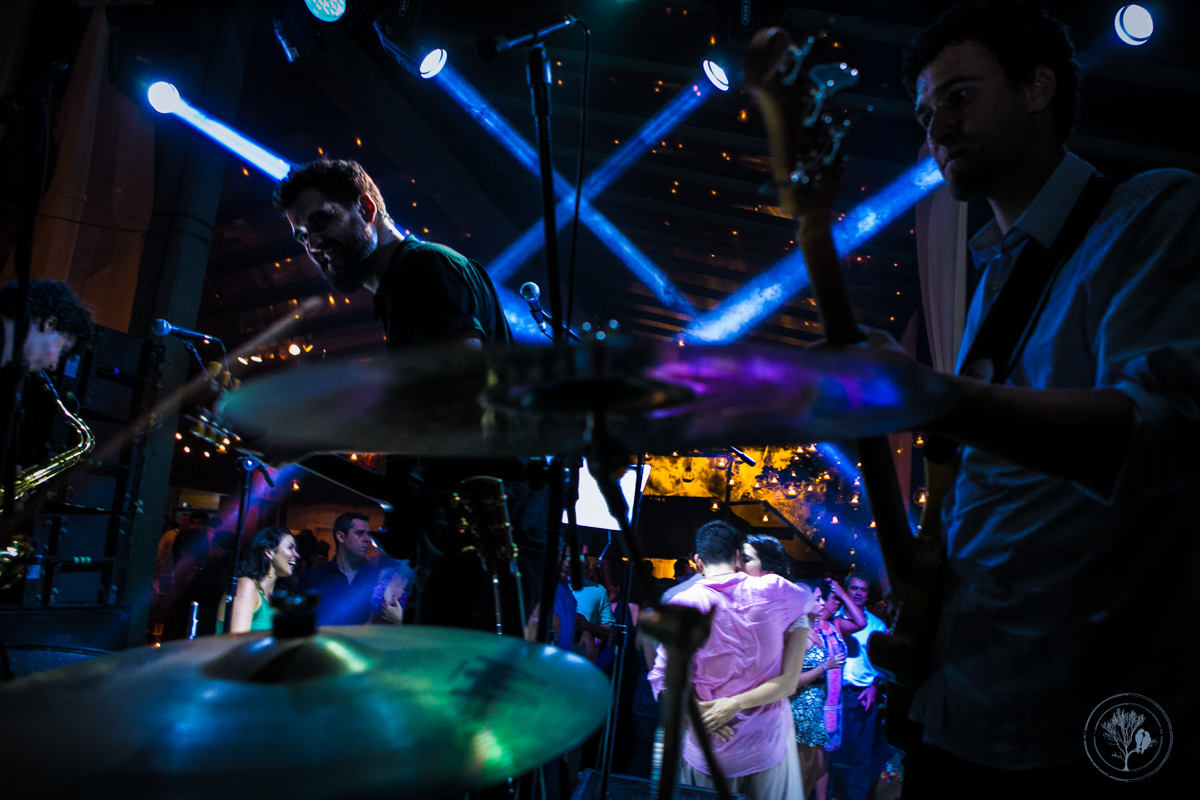 músicos da moderno pop banda tocando e casal se abraçando