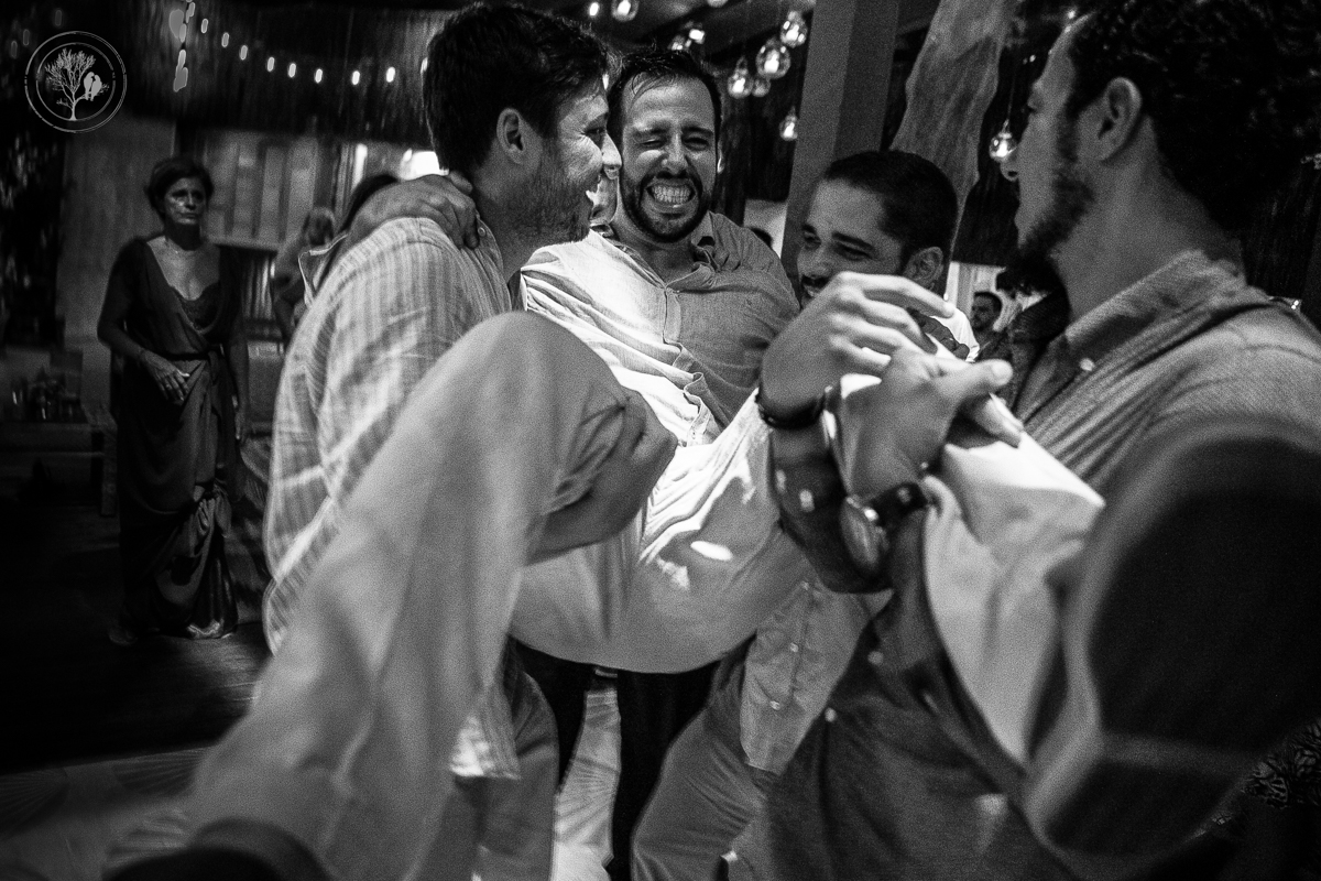 amigos levantando o noivo