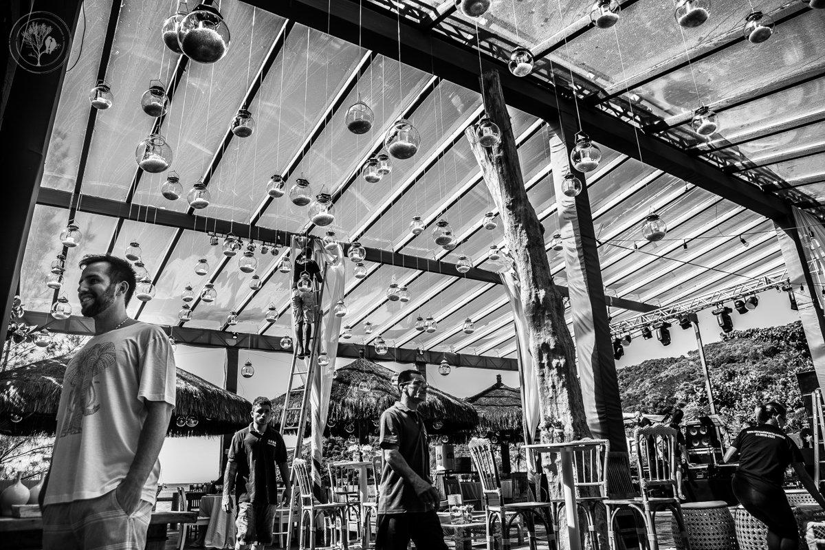 noivo observando decoração da decoradora flores de maria