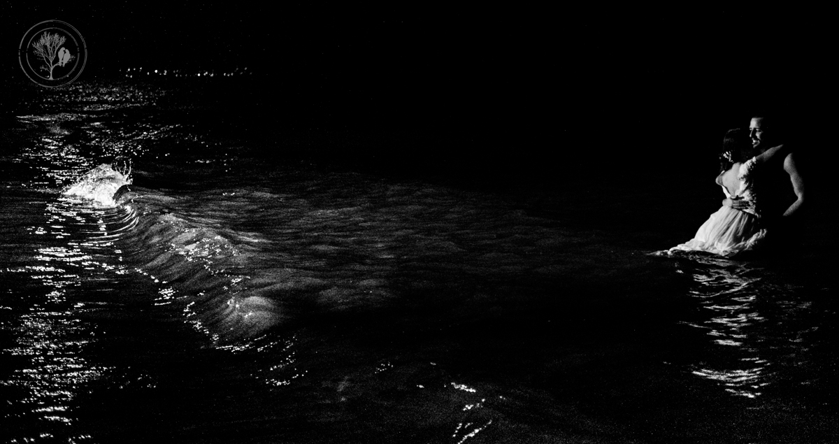 noivos entrando no mar no final do casamento