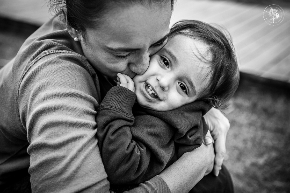 mãe abraçando filha