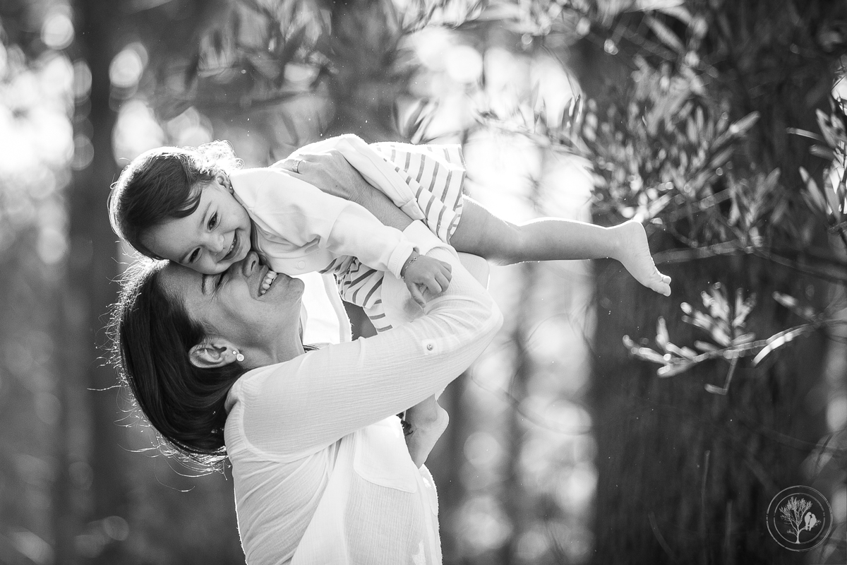 mãe abraçando filha no alto sorrindo