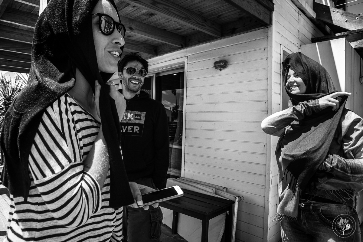 madrinha se protegendo do vento