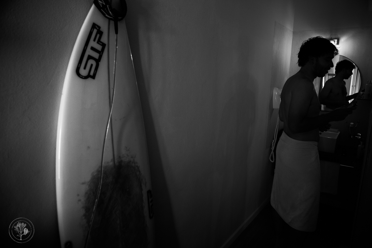 noivo surfista se arrumando