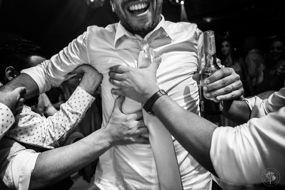 amigos abraçando noivo