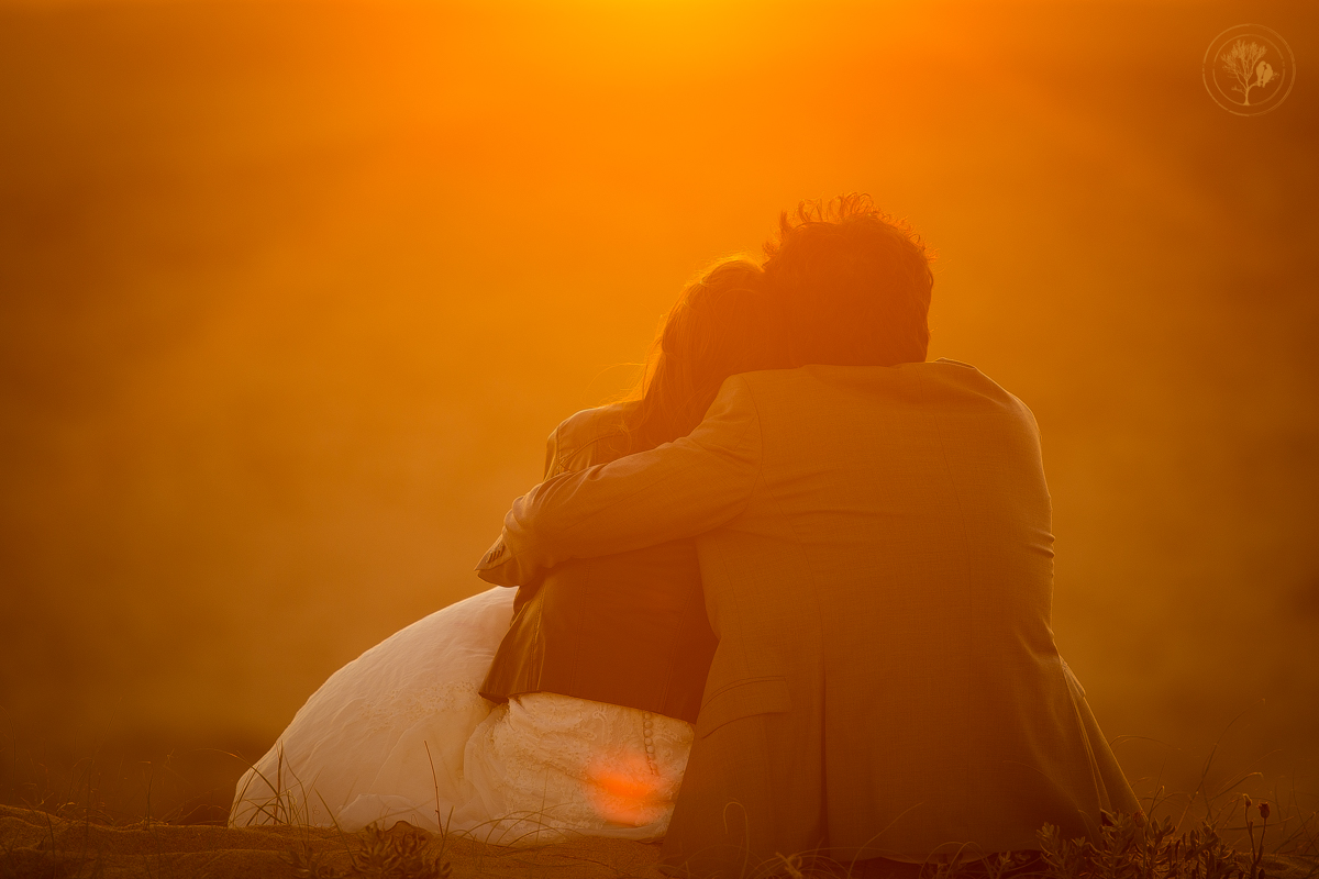 casal assistindo o por do sol