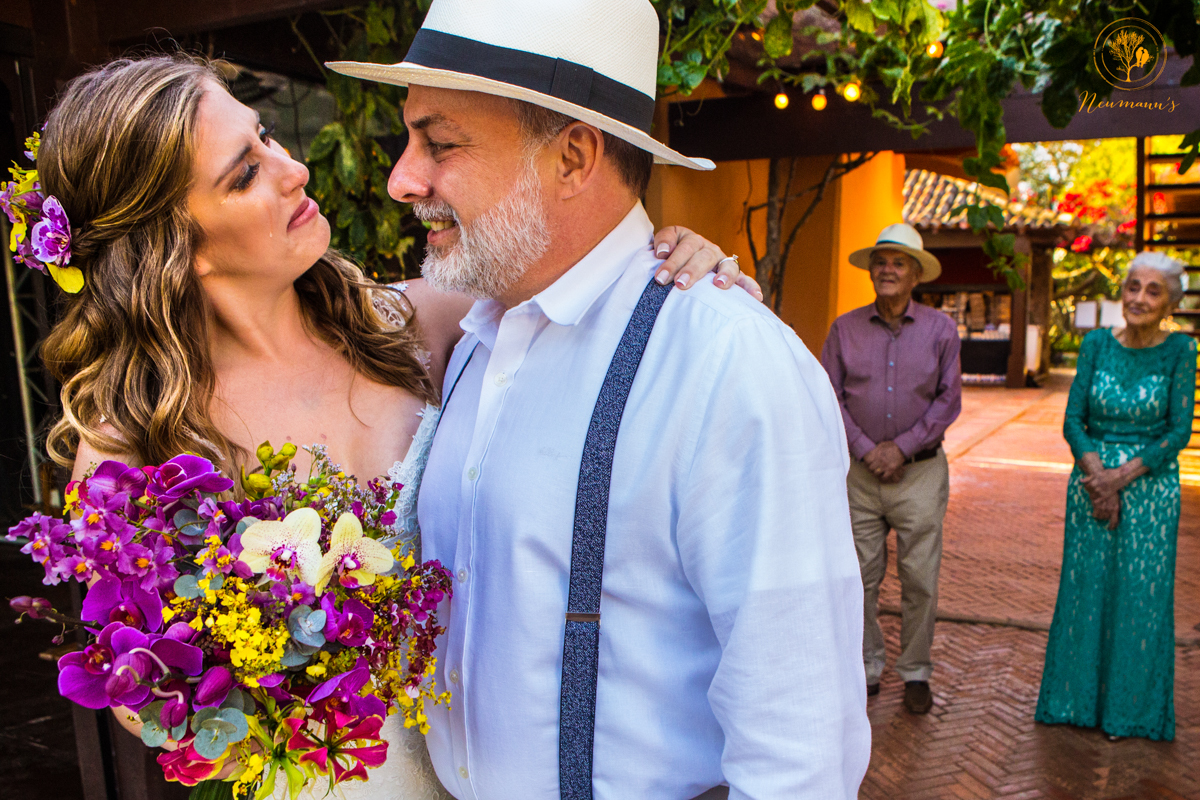 entrada da noiva, pai e avós emocionados