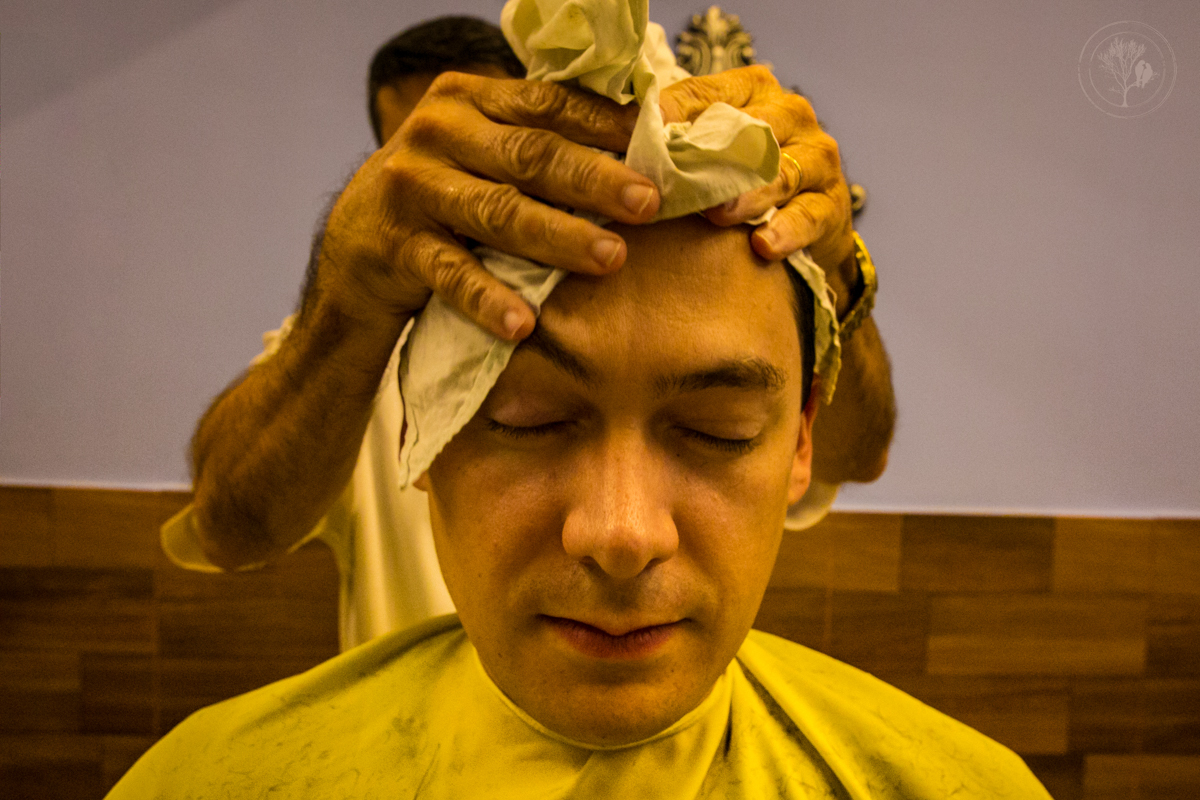 noivo com toalha na cabeça