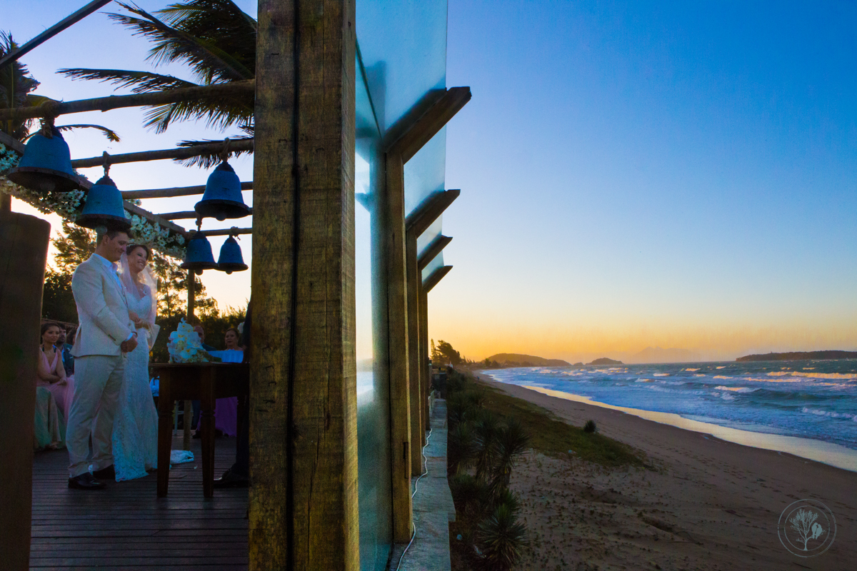 noivos casando de frente para praia no villa rasa marina em búzios foto neumanns