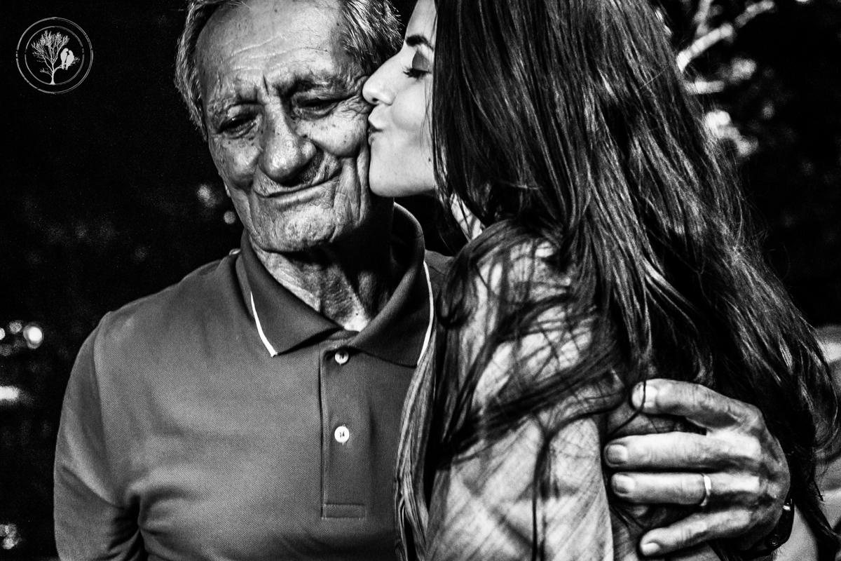 noiva beijando avô