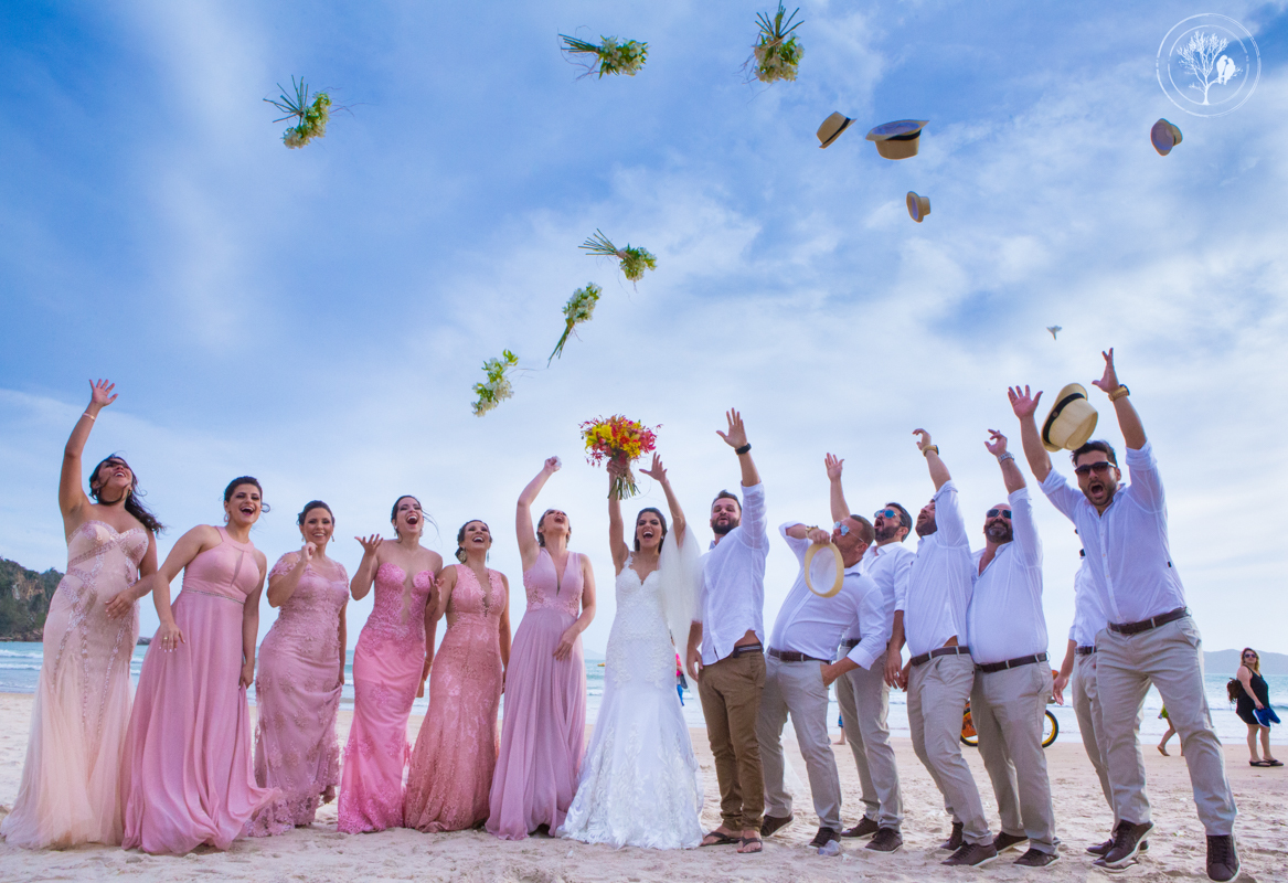 padrinhos jogando chapéu para o ar e madrinhas jogando buque